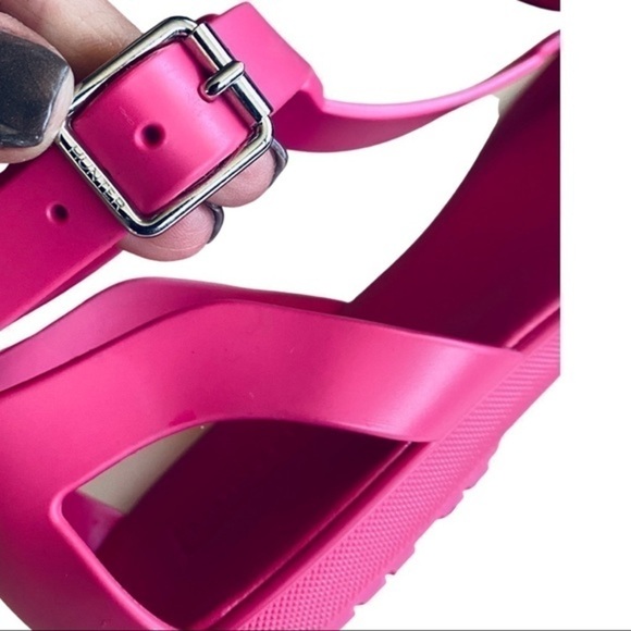 Hunter Pink T-Trap Sandals EUC - Picture 8 of 8